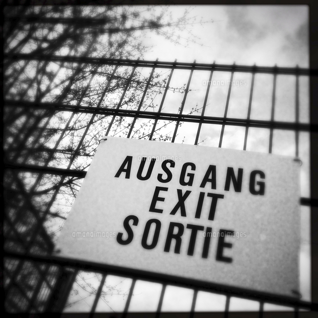 Exit sign, Germany[11094001244]の写真素材・イラスト素材｜アマナイメージズ