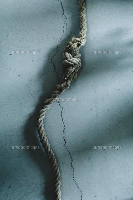 Rope with knot, shadow of hand[11094003919]の写真素材・イラスト素材｜アマナイメージズ