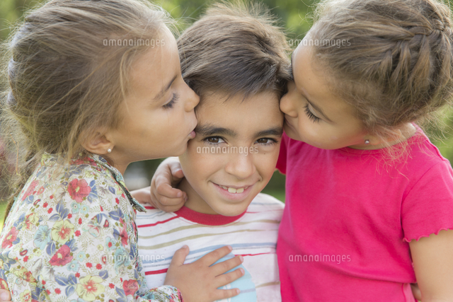 little girls kissing each other Two little girls kissing a boy[11094007459]の写真・イラスト素材｜アマナイメージズ