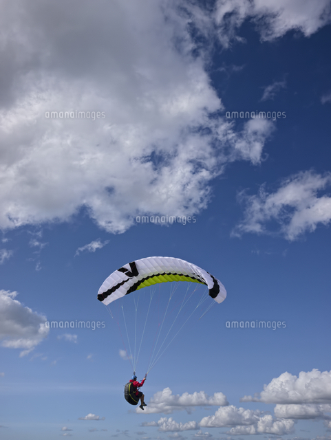 Paraglider Up In The Air の写真素材 イラスト素材 アマナイメージズ