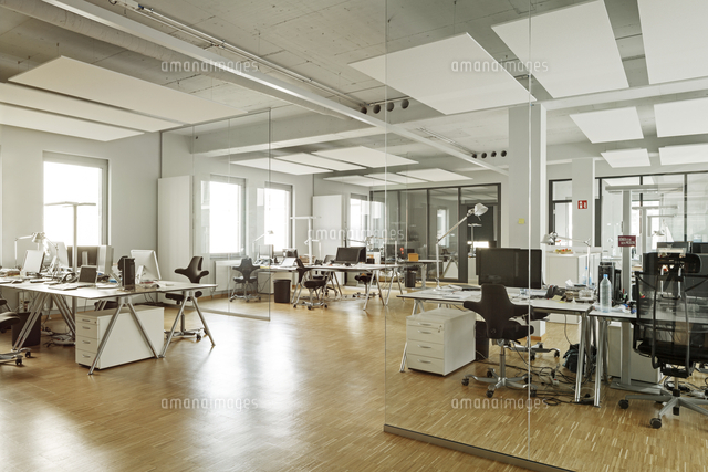 Modern office interior[11094023084]の写真素材・イラスト素材｜アマナイメージズ