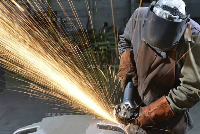 Working With Grinding Machine In A Foundry の写真素材 イラスト素材 アマナイメージズ