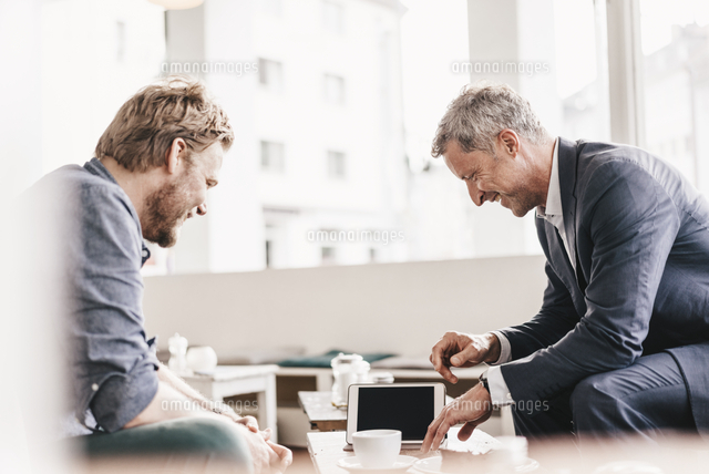 Businessman Consulting Customer In Cafe の写真素材 イラスト素材 アマナイメージズ Businessman Consulting Customer In Cafe の写真素材 イラスト素材 アマナイメージズ