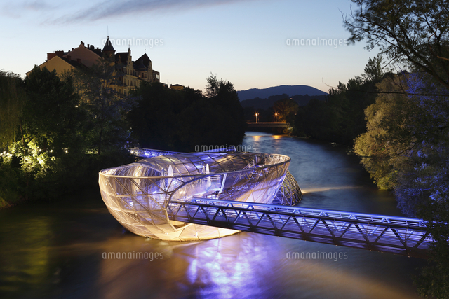 Austria Styria Graz View Of Murinsel At River Mur の写真素材 イラスト 素材 アマナイメージズ