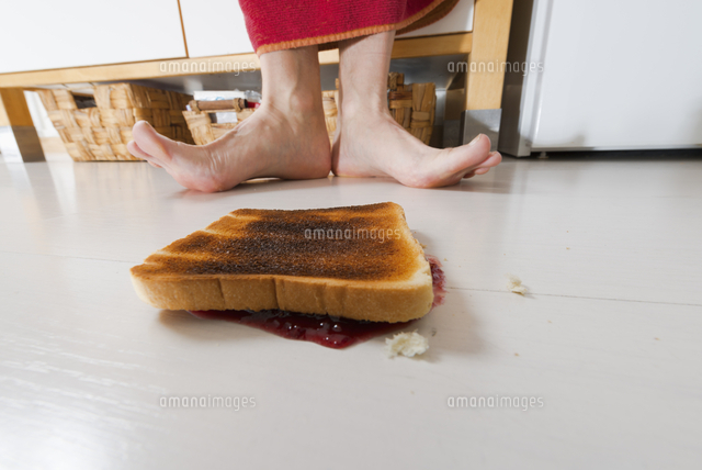 Toast with jam lying backwards on floor[11094039510]の写真素材・イラスト素材｜アマナイメージズ