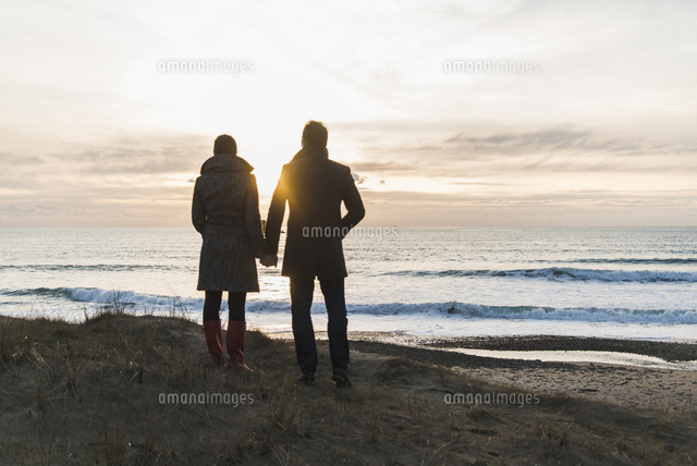 France Bretagne Finistere Crozon Peninsula Couple Standi の写真素材 イラスト素材 アマナイメージズ