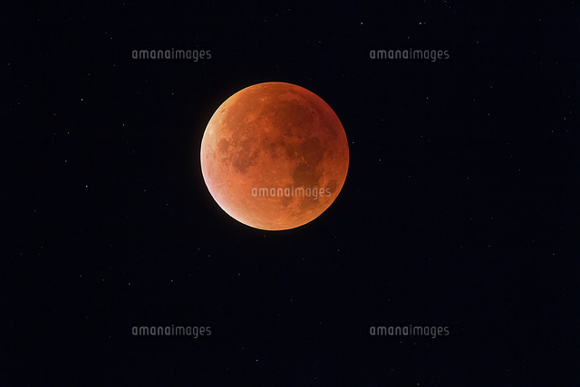 Total Lunar Eclipse With Stars In Background Blood Moon の写真素材 イラスト素材 アマナイメージズ
