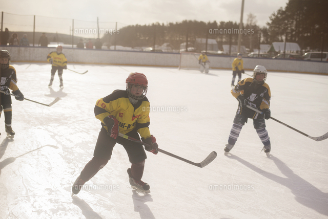 Boys 10 11 Playing Ice Hockey の写真素材 イラスト素材 アマナイメージズ