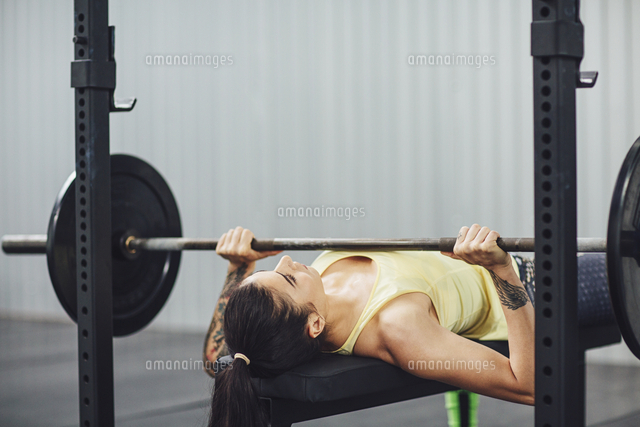 Woman Doing Bench Press In Gym の写真素材 イラスト素材 アマナイメージズ