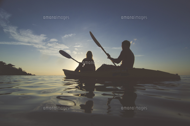 Silhouette Friends Kayaking On Sea Against Sky During Sunset の写真素材 イラスト素材 アマナイメージズ