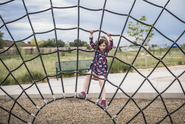 Carefree girl playing on rope at playground[11100077675]の写真素材・イラスト素材 ...