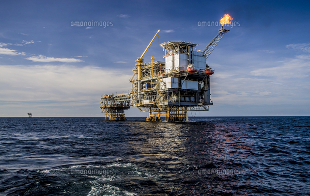 Offshore Platform In Sea Against Cloudy Sky の写真素材 イラスト素材 アマナイメージズ Offshore Platform In Sea Against Cloudy Sky の写真素材 イラスト素材 アマナイメージズ