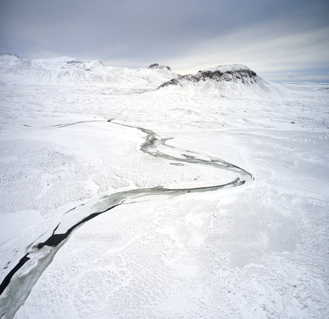 Frozen River In Mountainous Valley In Winter の写真素材 イラスト 素材 アマナイメージズ