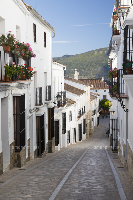 Narrow street in Andalucian white village, Zahara de la Sierra, Sierra ...