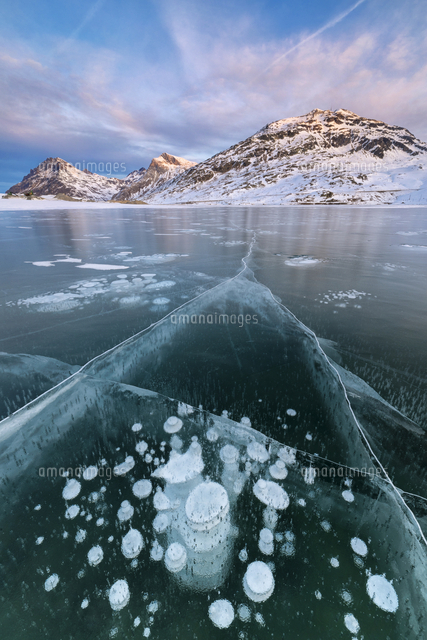 Ice Bubbles Frame The Snowy Peaks Reflected In Lago Bianco Bernina Pass Canton Of Graubunden Enga の写真素材 イラスト素材 アマナイメージズ