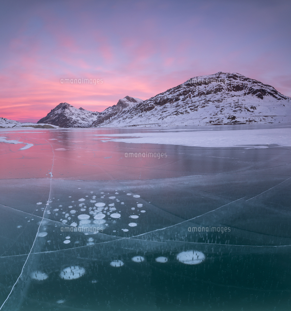 Panorama Of Ice Bubbles And Frozen Surface Of Lago Bianco At Dawn Bernina Pass Canton Of Graubunde の写真素材 イラスト素材 アマナイメージズ