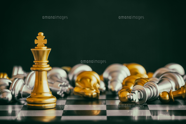 Close Up Of Chess Pieces On Board Against Black Background の写真素材 イラスト素材 アマナイメージズ