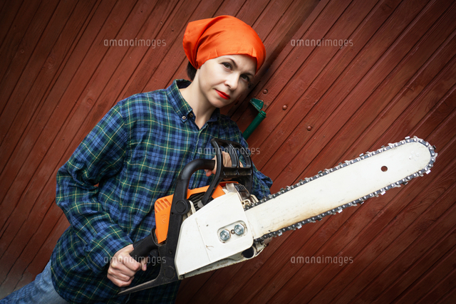 Portrait Of Woman Holding Chainsaw の写真素材 イラスト素材 アマナイメージズ