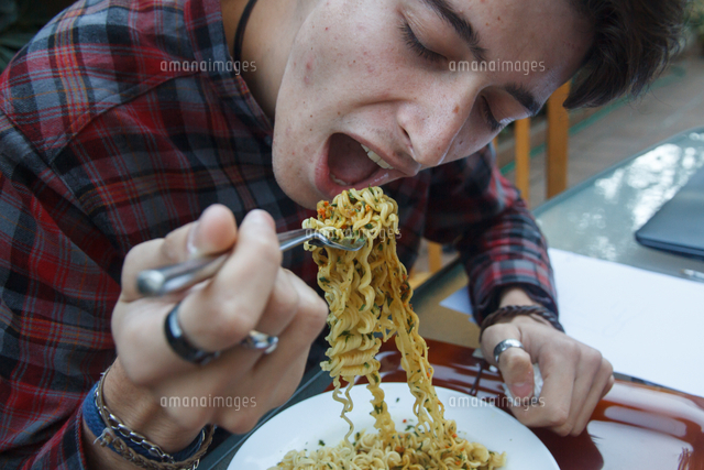 Man Eating Noodles At Restaurant の写真素材 イラスト素材 アマナイメージズ
