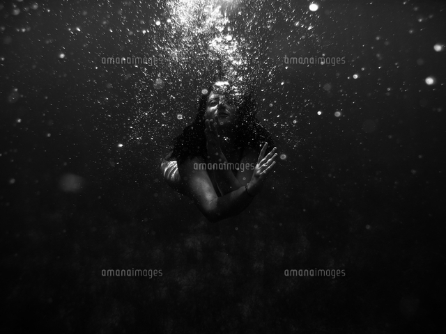 Woman Swimming In Sea の写真素材 イラスト素材 アマナイメージズ