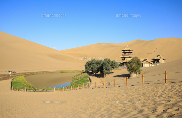 Dunhuang Crescent Spring,China[11116007864]の写真素材・イラスト素材｜アマナイメージズ