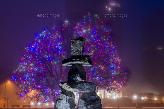 Inukshuk and Christmas lights at Elm Grove, English Bay, Vancouver ...