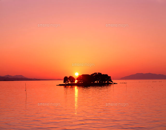 夕日の宍道湖と嫁ヶ島 島根県 の写真素材 イラスト素材 アマナイメージズ 夕日の宍道湖と嫁ヶ島 島根県 の写真素材 イラスト素材 アマナイメージズ
