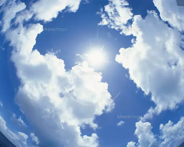 雲と青空と太陽[20007001539]の写真・イラスト素材｜アマナイメージズ