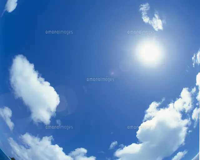 雲と青空と太陽[20007001541]の写真・イラスト素材｜アマナイメージズ