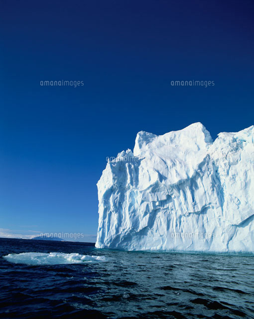 海に浮かぶ氷山[20007001776]の写真・イラスト素材｜アマナイメージズ