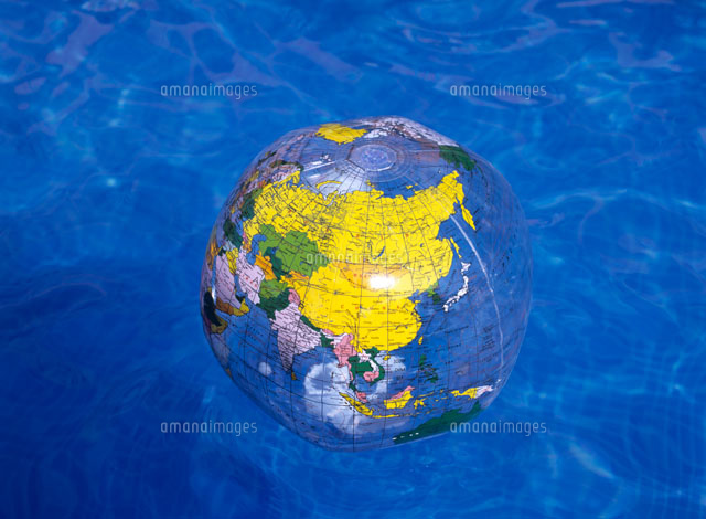 水に浮かぶ地球儀模様のビーチボール の写真素材 イラスト素材 アマナイメージズ