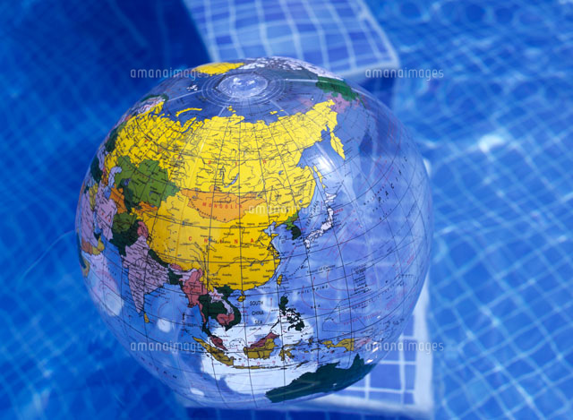 地球儀模様のビーチボール の写真素材 イラスト素材 アマナイメージズ