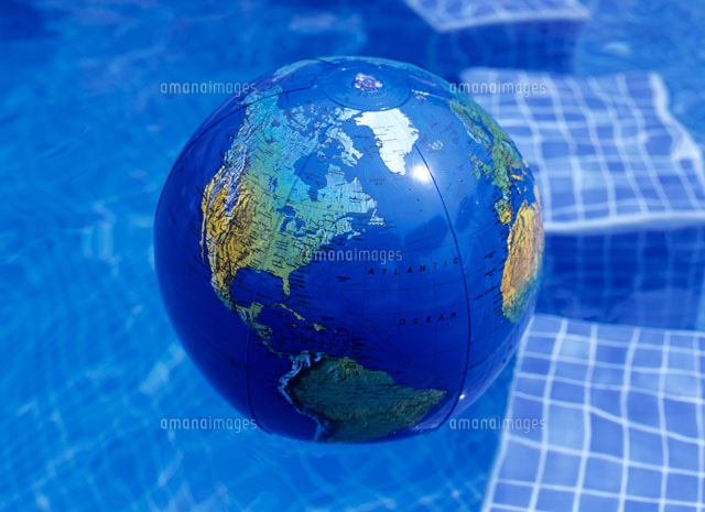 地球儀模様のビーチボール の写真素材 イラスト素材 アマナイメージズ