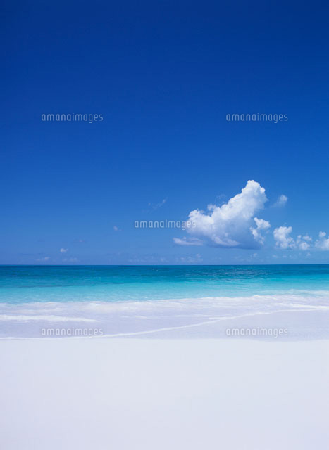 ビーチと水平線と雲[20007003060]の写真・イラスト素材｜アマナイメージズ