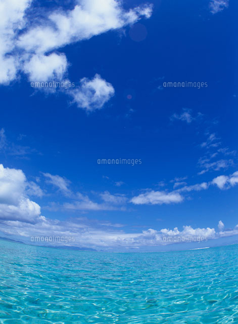 魚眼の海と空と雲 ボラボラ島 の写真素材 イラスト素材 アマナイメージズ