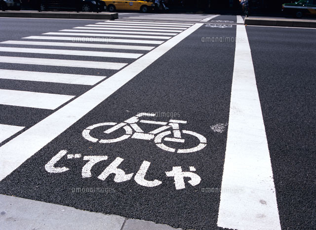 りさ5段60台1段目横断歩道付き道路+駐車場仕様 自転車用横断歩道[20007007069]の写真・イラスト素材｜アマナイメージズ