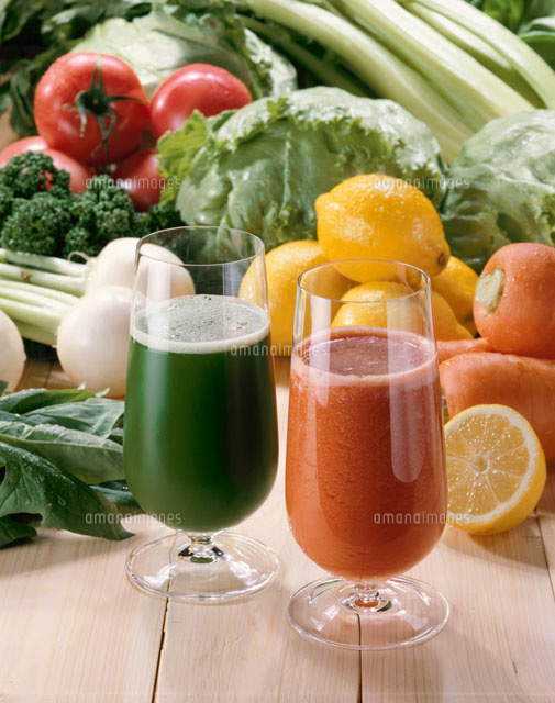 トマトジュースと野菜ジュース の写真素材 イラスト素材 アマナイメージズ