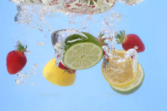 いちごとレモンとライム[20013027141]の写真・イラスト素材｜アマナ
