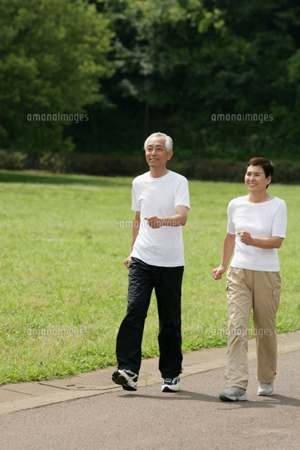 ウォーキングをしているシニア夫婦 a の写真素材 イラスト素材 アマナイメージズ