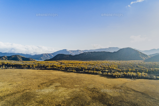 紅葉の戦場ヶ原 空撮 の写真素材 イラスト素材 アマナイメージズ