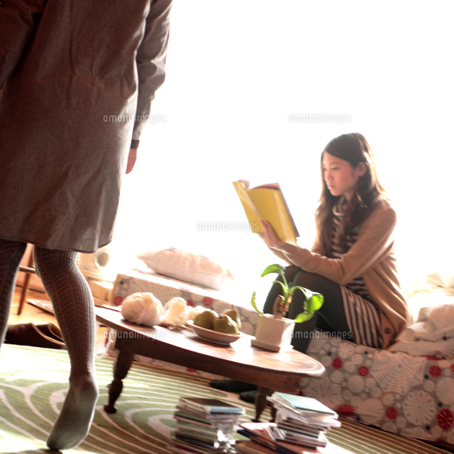 友達の部屋に遊びに来た代女性 の写真素材 イラスト素材 アマナイメージズ 友達の部屋に遊びに来た代女性 の写真素材 イラスト素材 アマナイメージズ