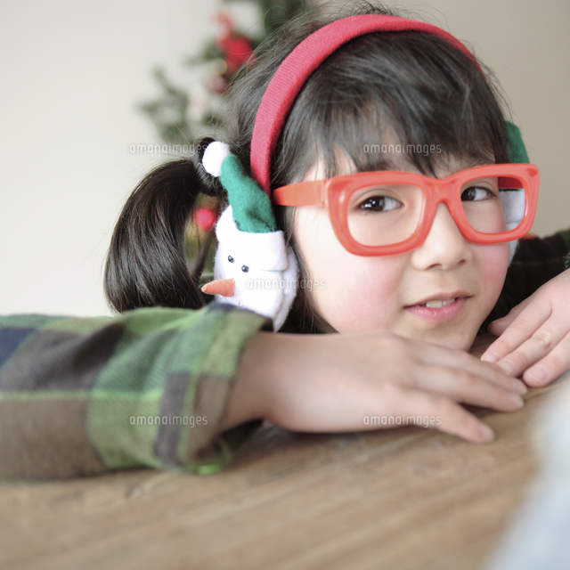 雪だるまの耳あてをした女の子 の写真素材 イラスト素材 アマナイメージズ