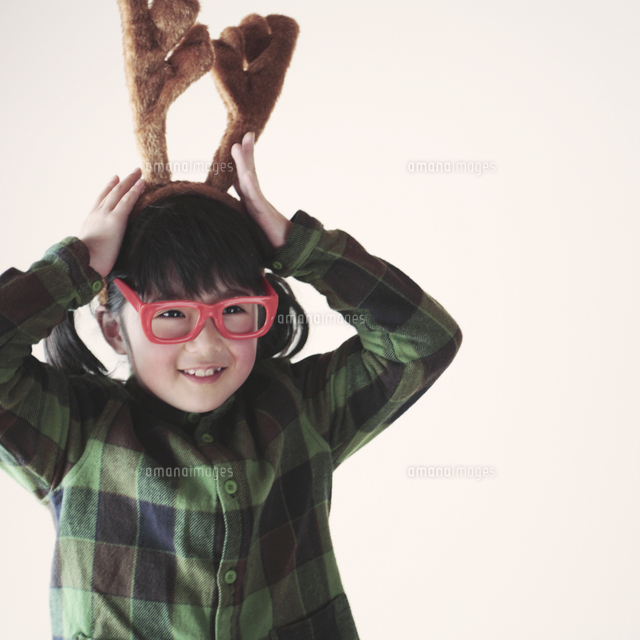 トナカイの被り物をした女の子 の写真素材 イラスト素材 アマナイメージズ