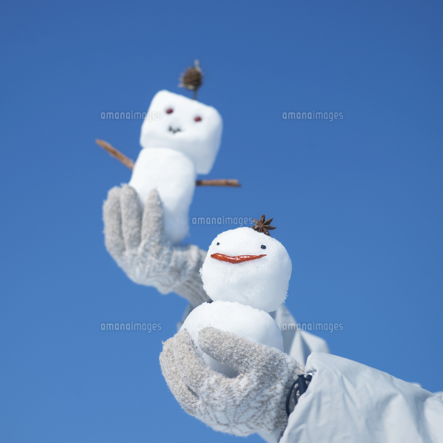 青空と手のひらに乗せた雪だるま[20027003078]の写真・イラスト素材