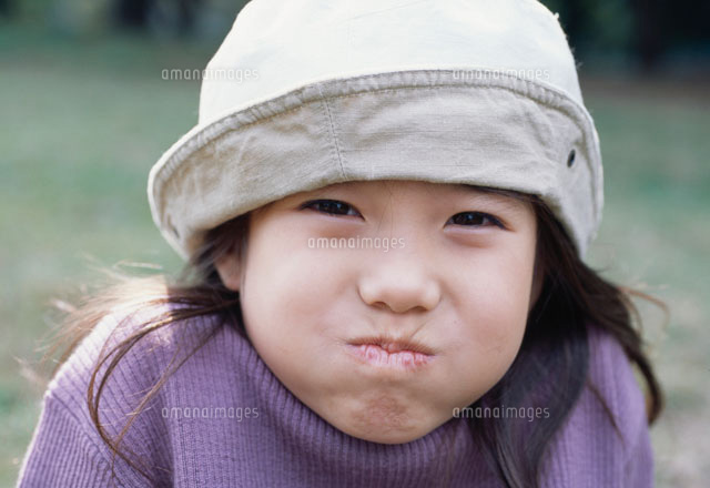 ほっぺを膨らます女の子 の写真素材 イラスト素材 アマナイメージズ