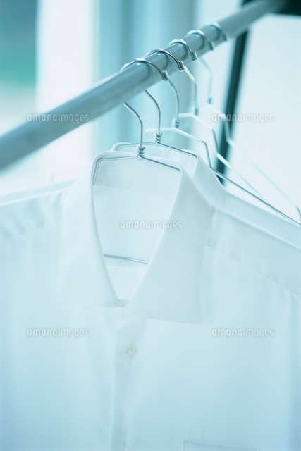 ハンガーに掛けた白いシャツ の写真素材 イラスト素材 アマナイメージズ