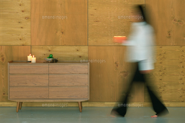 木の壁の部屋を歩く女性のシルエット の写真素材 イラスト素材 アマナイメージズ