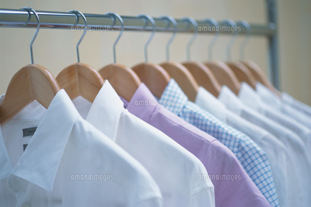 ハンガーにかかったシャツ の写真素材 イラスト素材 アマナイメージズ