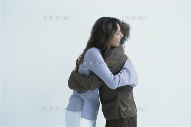 抱き合う女性２人 の写真素材 イラスト素材 アマナイメージズ