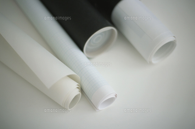 巻いた方眼紙や紙と筒に入った用紙 a の写真素材 イラスト素材 アマナイメージズ